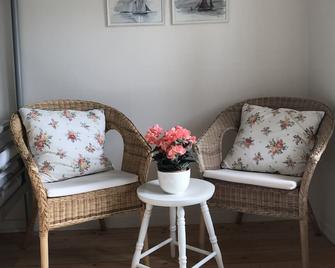 Cottage with sunny wooden deck by water. Rowing boat included. - Boo - Living room