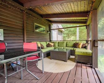 \'Timber Acres\' is nestled in the woods with private pond in Eagles Mere - Eagles Mere - Patio