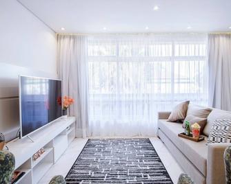 Loft Design, Amplo, Modern com Ar Condicionado em Alto de Pinheiros - São Paulo - Sala de estar