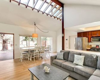Beachy & Spacious Home in Carp - Carpinteria - Wohnzimmer