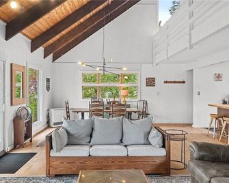 Charming 3-bedroom farmhouse with hot tub in the Catskills - Windham - Sala de estar