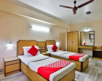 Oyo 19952 Hotel Woodlands - Vapi - Bedroom