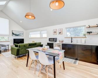 Stylish 2BR Guesthouse w/ Private Patio - Walk to Tennyson St - Denver - Restaurant