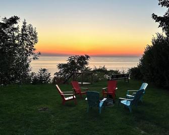 Beautiful beachfront cottage with hot tub, Bayfield ON - Bayfield - Patio