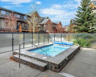 Copperstone 2BR in the Canadian Rockies - Dog-Friendly, Shared Hot Tub - Dead Man's Flats - Pool