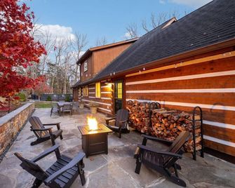 Kingston Cabin with Pool - 30 mins from Nashville - Kingston Springs - Patio
