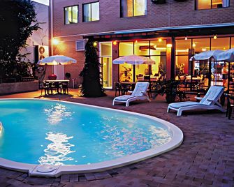 Perth City Apartment Hotel - Perth - Piscina