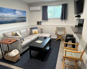 Stay at this charming one bedroom cottage and enjoy exploring the Finger Lakes. - وترلو (نيويورك) - غرفة معيشة