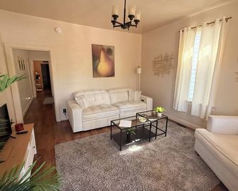 Charming 1-bedroom home in the heart of The Hill! - St. Louis - Sala