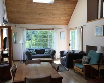 Quiet, easy walk to town or beach. Family and pet friendly - Yachats - Salon