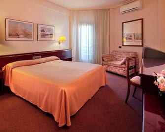 Hotel Rey Sancho Ramírez Somontano Sl - Barbastro - Bedroom