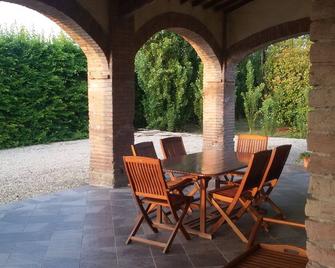 Two-room apartment in a renovated farmhouse - Parma - Innenhof