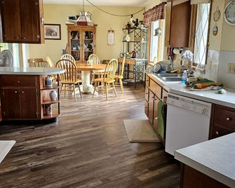 Family-Friendly Cottage near Fort Ransom State Park in Valley City, North Dakota - Valley City - Kitchen