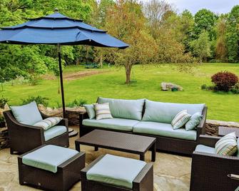 18th Century Farm House in Center of Carlisle - Carlisle - Patio