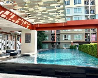 Dcondo Kathu - Top Floor 1 Bdr Condo with shared Pool - Пхукет - Басейн