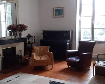 Beautiful family home in the Dordogne. - Vélines - Sala de estar