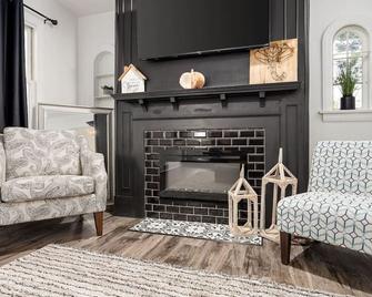 Suburban Sanctuary 3BD Perfect for Long Stays - Pekin - Living room