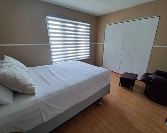 L'accueillant, whole apartment, a combination of town and country - Terrebonne - Bedroom