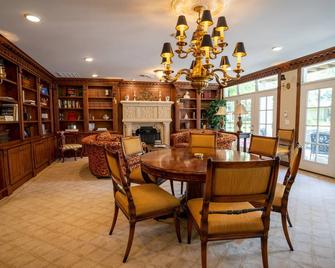 Beautiful, Upscale, and Waiting For You! - Carbondale - Dining room