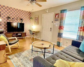 Awesome! Two King Beds. South Congress! - أوستن - غرفة معيشة