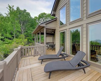 Hot Tub & Fire Pit: Blue Ridge Mtn Cabin! - Franklin - Balcón