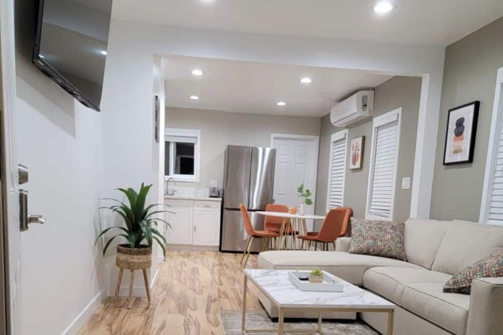 Completely Remodeled Brand New 1 Br/ 2 Bed Home - טוראנס - סלון