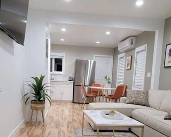 Completely Remodeled Brand New 1 Br/ 2 Bed Home - טוראנס - סלון