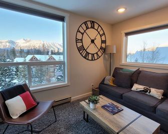 Contemporary | Mountain View | Walk to Ski Lift - Fernie - Living room