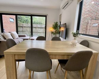 스테이AU 모던 4BR 타운하우스 베이스워터 - 배이스워터 노스 - 다이닝룸