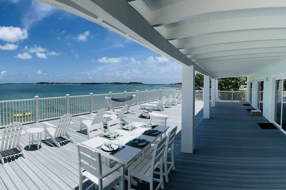 Luxury oceanfront 4BR · 2 protected docks · private gated compound - Marsh Harbour - Balkon