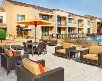 Courtyard by Marriott Columbus - Columbus - Patio