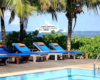 Hulhule Island Hotel - Malé - Piscina