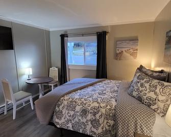 The Shoreline Inn & Suites - Oceanview - across from ocean, beach, & Battle Rock - Port Orford - Habitación