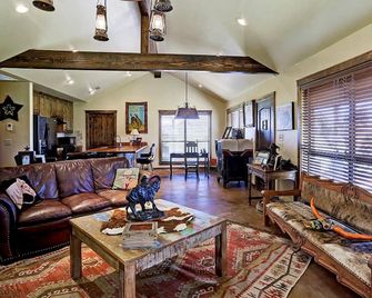 Escape to Giddings - Charming 2-Bedroom Vacation Home - Giddings - Huiskamer