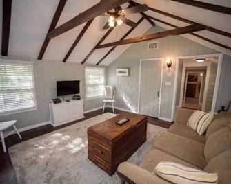 Downtown Cozy Cottage - Melbourne - Sala de estar