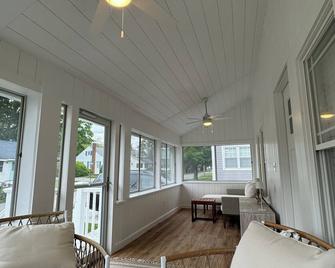 Charming 3-bedroom cottage in Old Saybrook with AC, WiFi - Old Saybrook - Wohnzimmer