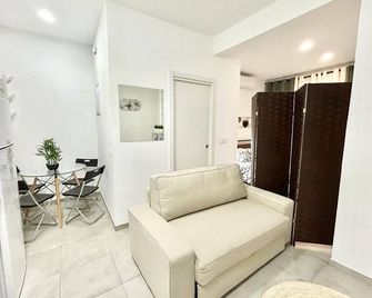 Metro Avenida de América 01 - מדריד - סלון