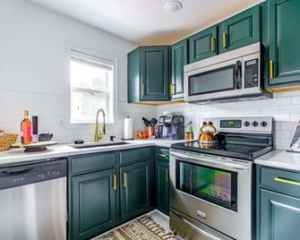 Jungle House Columbus Short North Downtown Free Parking - Walk to Convention Center & Nationwide Arena - 4BR Luxury Home - Sleeps 20 - Over 5,800 Five Star Stays - Columbus - Cocina