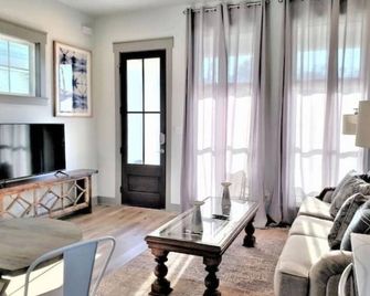 Charming Getaway | 12 minutes to Beach - Pensacola - Living room