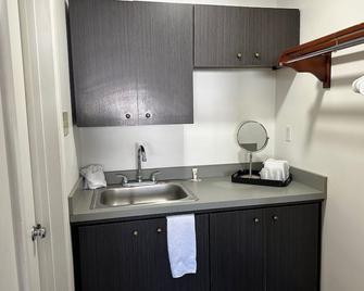 Desert Sands Inn & Suites - Albuquerque - Kitchen