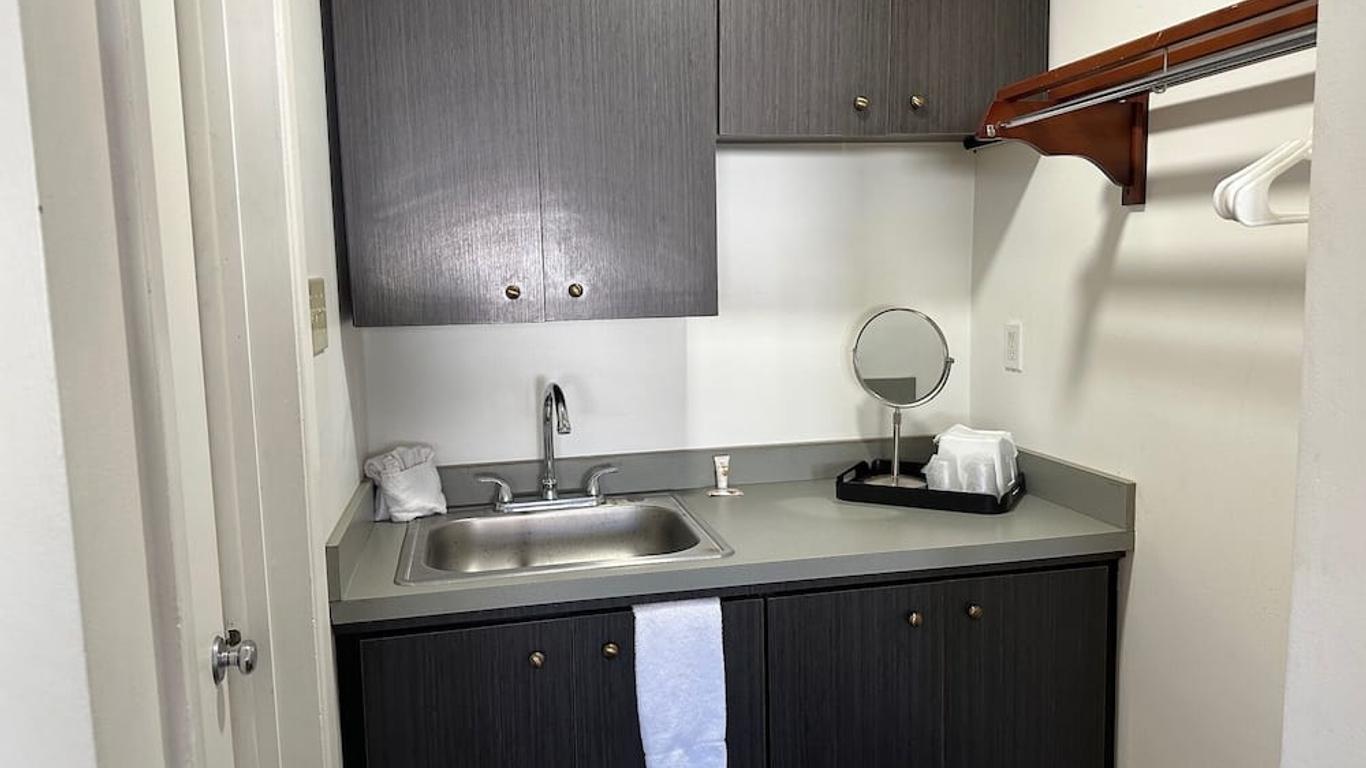 Desert Sands Inn & Suites