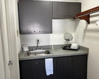 Desert Sands Inn & Suites - אלבקורקי - מטבח