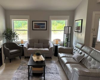 Golf, Beach & Great Local Eats! This condo unit is minutes is away from it all. - Stanley Bridge - Living room