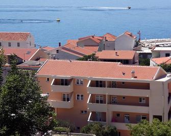 Apartments and rooms by the sea Tucepi, Makarska - 6058 - Tučepi - Budynek
