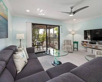 Cozy Dockside 2 bedroom, 2 bath at Sanibel Moorings Resort #1422 - Sanibel - Living room