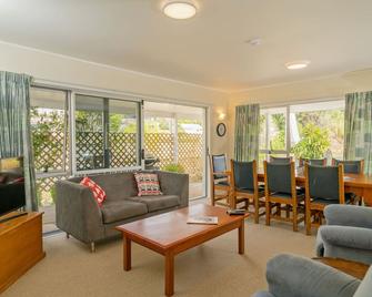 Park Drive - Whangamata Holiday Home - Whangamata - Вітальня