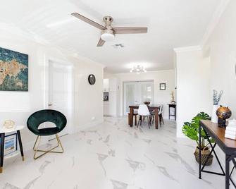 Fort Lauderdale/close to Beach/ cozy Backyard/ BBQ - فورت لاودردال - غرفة طعام