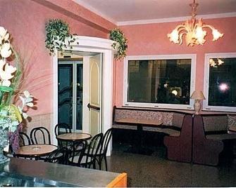 Hotel Rivamare Only Room Breakfast - Cervia - Binnenhof