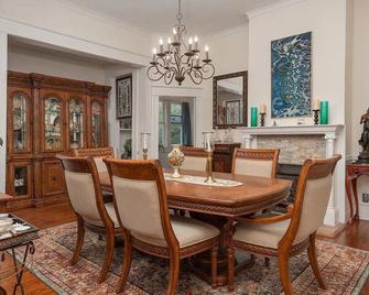 Charming 1-bedroom house in Tarboro with AC, WiFi - Tarboro - Dining room