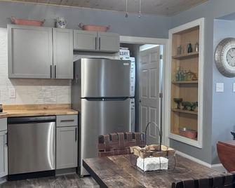 Charming single family Cottage, pet friendly w fenced in yard, - Lincoln - Kitchen